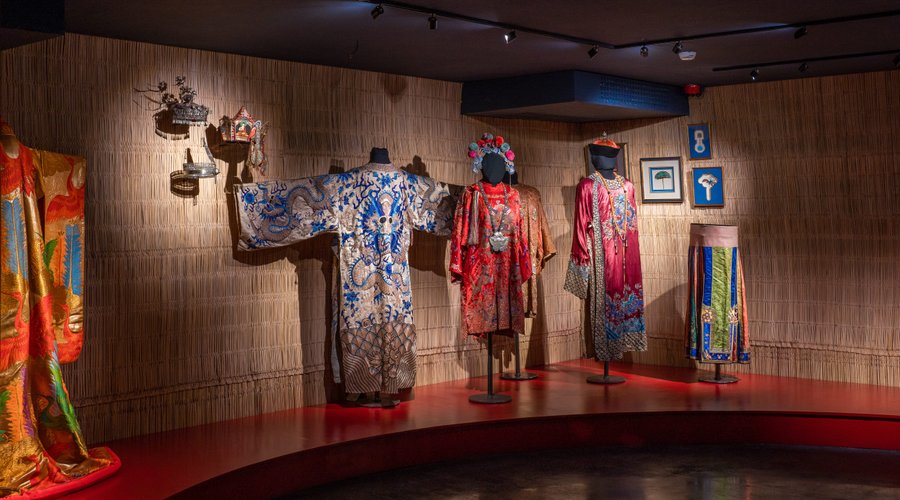L'appel de l'Est, vers les empires millénaires de l'Orient lointain, dans une capsule architecturale en bois ajourée chapeauté d'un toît tout en tuiles glaçurées. Des plis en soie, des coiffes improbables et du rouge et du bleu, de la texture et de la forme, du yin et du yang. L'appel de l'extrême-Orient c'est aussi au @lemapmarrakech.