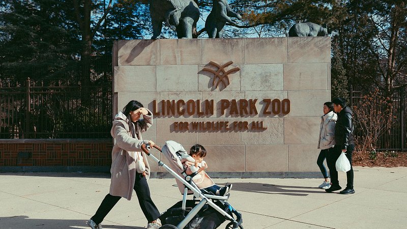 People walking outside of Chicago's Lincoln Park Zoo
