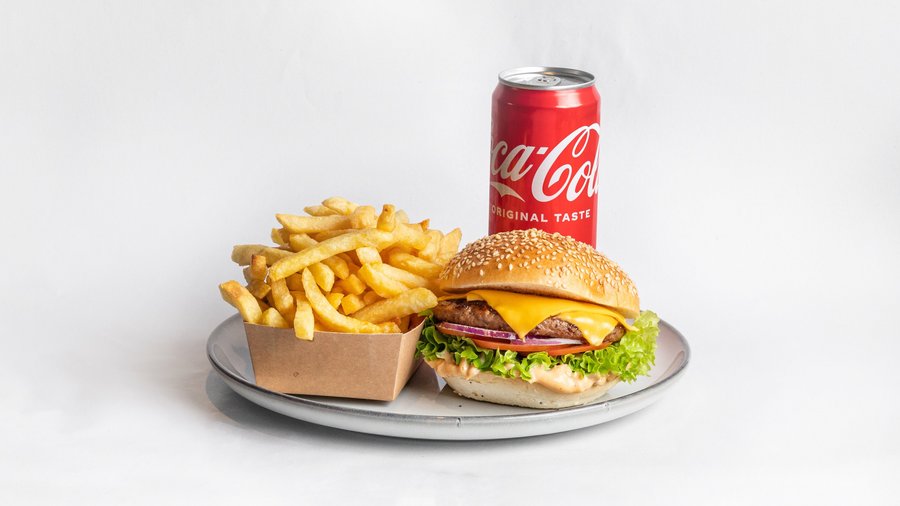 We bieden heerlijke frietgerechten aan betaalbare prijzen aan. Probeer zeker onze huisburgers "Juucy Burger" en "Bossburger", samen met onze befaamde Bossuwé frietjes.