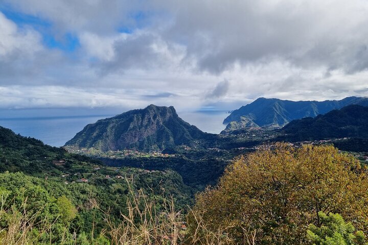 Conjunto de jogos de madeira, montanhas florestais e um ônibus em