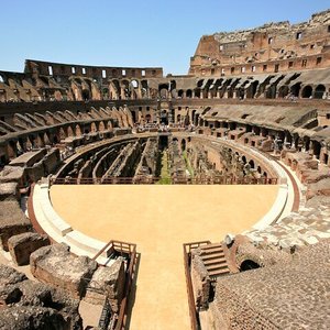 Excursão para grupos pequenos do Coliseu com entrada pela Arena:  experiência oferecida por Colosseum and Vatican Tours by Italy Wonders