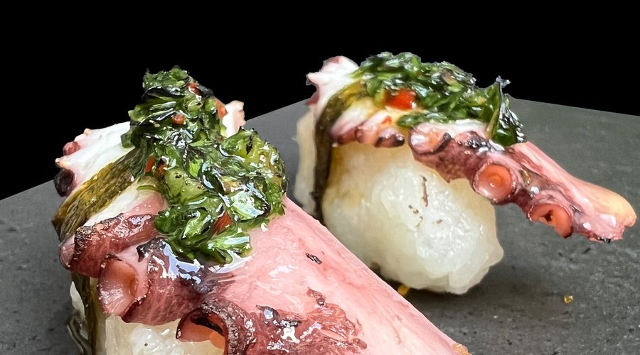 Bolilla de arroz, cubierto con cortes de pulpo  cocido en salsa de ostión, chimichurri y Nori.