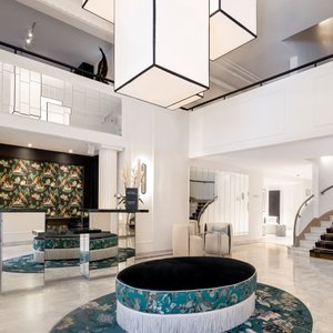 Hall du 1932, rayonnant d'Art Déco