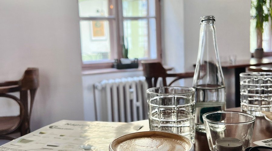 Toller Kaffee und gemütliches Café mit Kuchen und Panini.