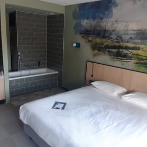 Overzicht van de kamer met separaat bad en een douche