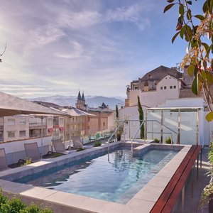 Rooftop y piscina con vistas a Sierra Nevada
