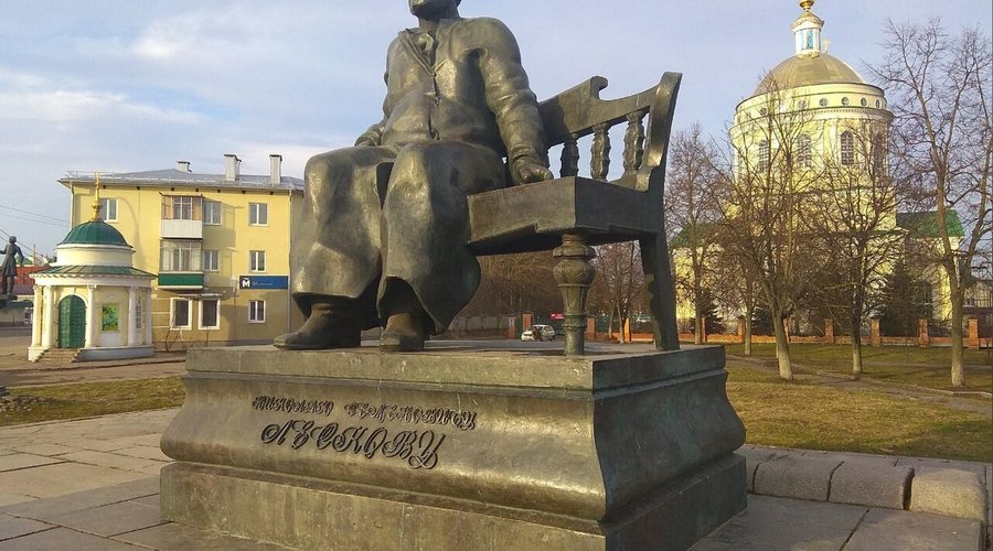 Скульптурная композиция, посвящённая Н. С. Лескову,  установлена на берегу реки Орлик, рядом с Михаило-Архангельским собором, недалеко от здания бывшей губернской гимназии, где учился будущий известный писатель.  