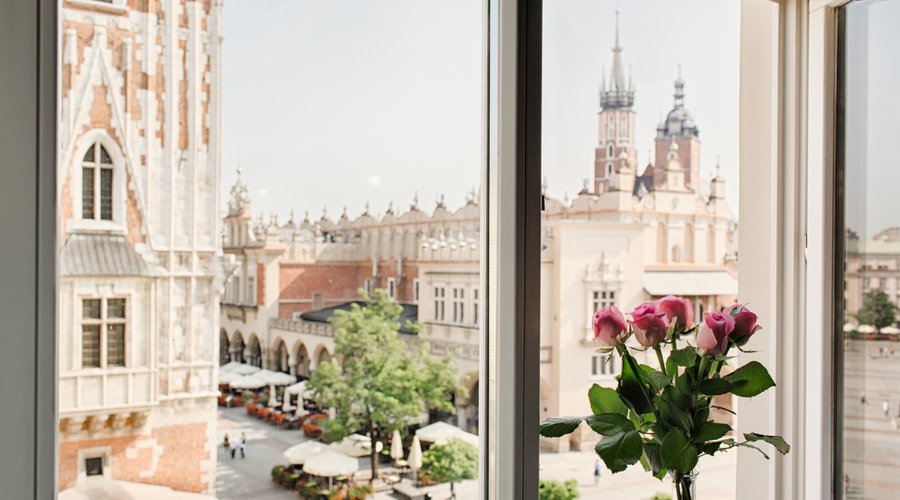 Epic Main Square View Apartment