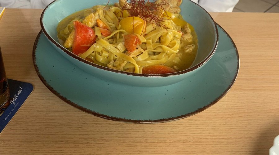 Tagliatelle in Currysoße mit Paprikastreifen