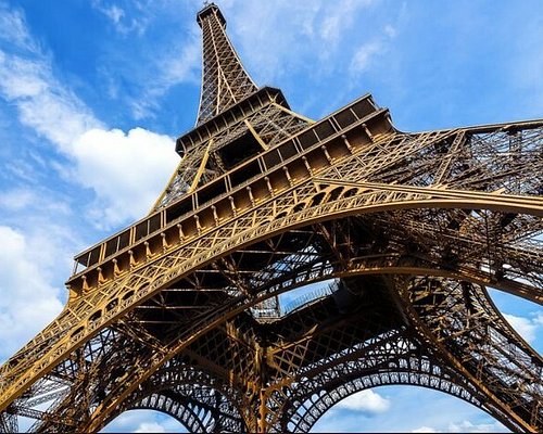 Tour Eiffel - A miniature golf course 57 meters above