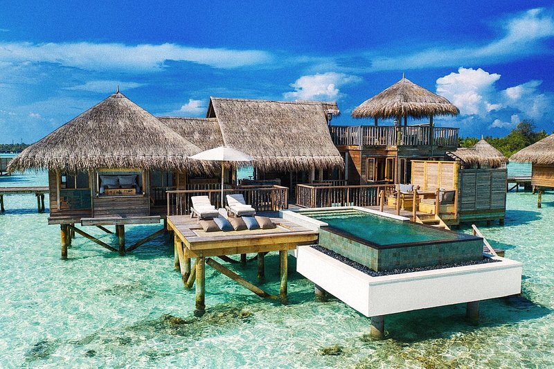Vista frontale di un bungalow sull'acqua alle Maldive.