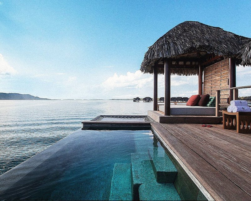 Piscine à débordement avec vue sur l'océan dans une villa sur pilotis à Bora Bora.