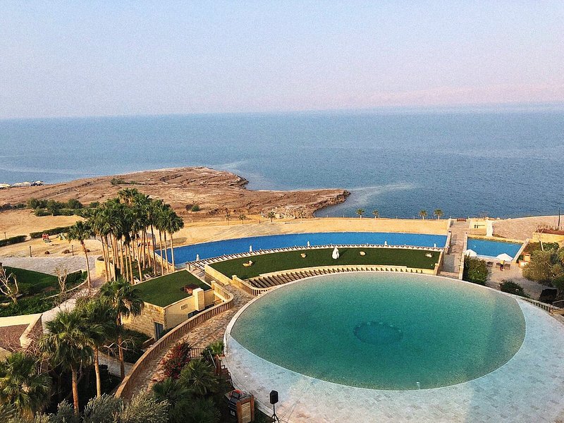 ヨルダンの死海を望むホテルのプールの上方からの眺め。