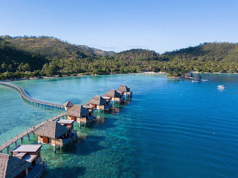 Vue aérienne de plusieurs villas sur pilotis aux Fidji.