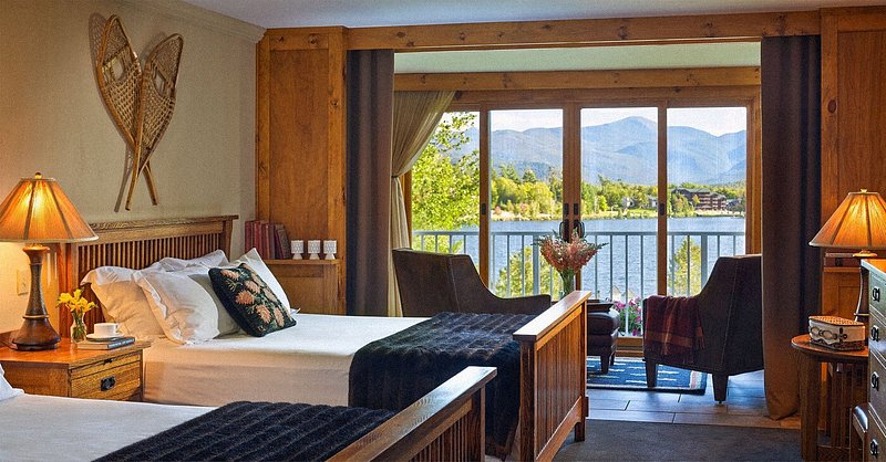 Hotelværelse med udsigt over Mirror Lake i Lake Placid, USA.