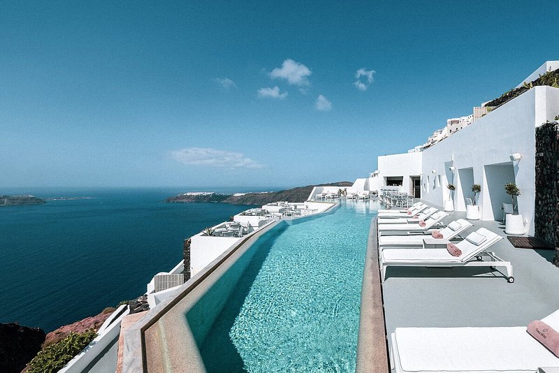希臘聖托里尼島懸崖上的海景無邊際游泳池。