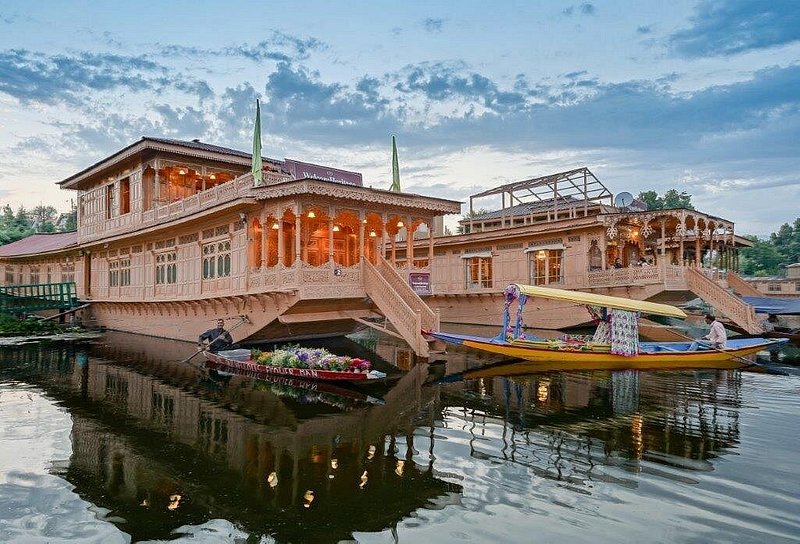 印度斯里那加的船屋停泊在尼金湖上。
