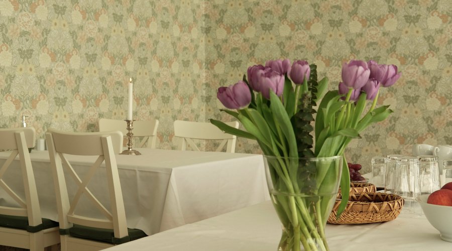 Den blomstrede stue hvor der er plads både til kurser, møder og selskaber