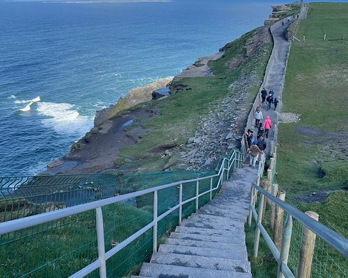 Cliffs of Moher, Wild Atlantic Way, Kilmacduagh Abbey und Galway ab Dublin