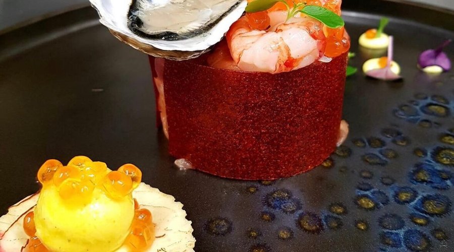 Cocktail di cruditè: tartare di tonno e di salmone, gambero rosso, uova di salmone ed ostrica.