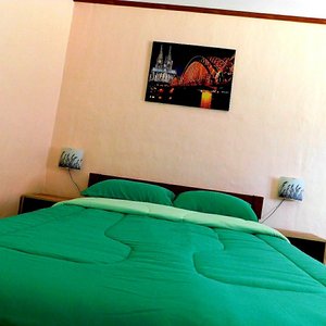 Bungalow sehr gross mit grossem WC und Dusche. Kleiderständer, Aircondischen, WiFi, grosser Kühlschrank, Doppelbett mit bequeme Matratze, Kalt - und Warmwasser, Tisch mit 2 Stühlen. Aussensitzplatz vor dem Bungalow. Einkaufsmöglichkeiten in der Nähe inkl. 7/12 Eleven. Nur 1.5 km zur schönen Koh Jark Beach und Pier !  Mit Speedboote ab Loh Jark Pier in ca. 35 Minuten nach Phuket City. Wir kennen die Insel seit 15 Jahren und helfen Ihnen gerne bei der suche nach Ausflügen oder mieten von Motorrad