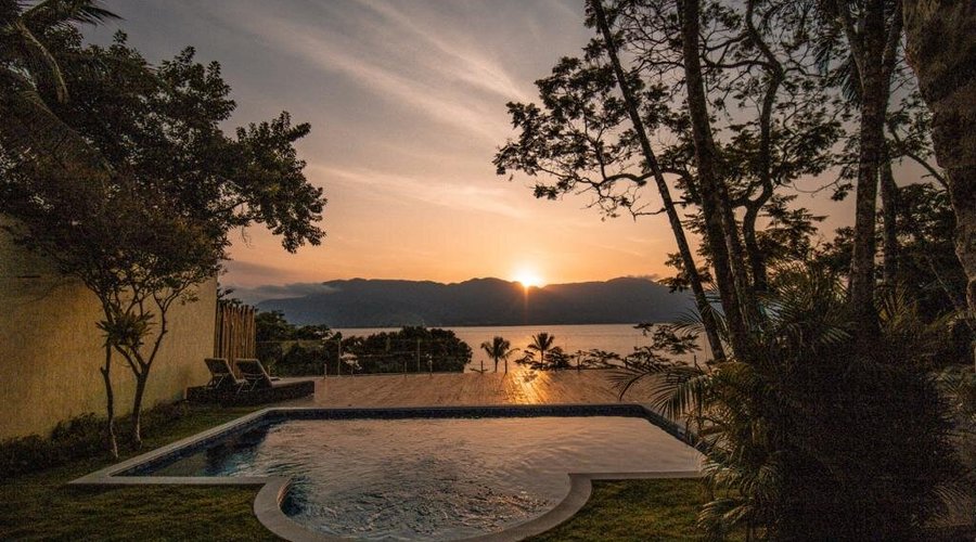 foto da piscina com vista para o mar