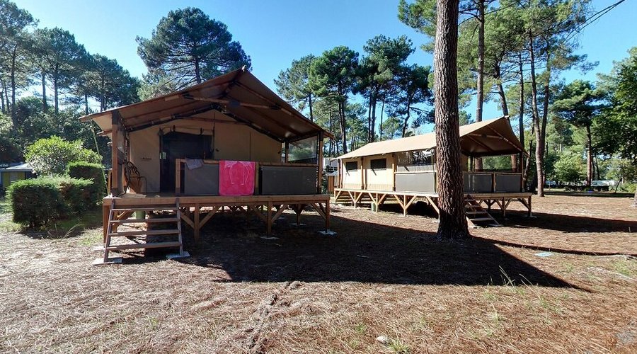Tente Lodge entièrement équipée pour 5 personnes : 1 chambre avec 1 grand lit - 1 chambre avec 1 grand lit et 1 lit en mezzanine - salle de bain et toilette séparée - terrasse couverte avec table et trabsat