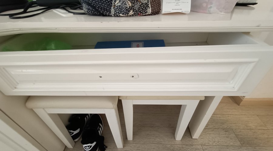 Broken furniture, the draw was hanging off, couldn't be moved and had no handle.