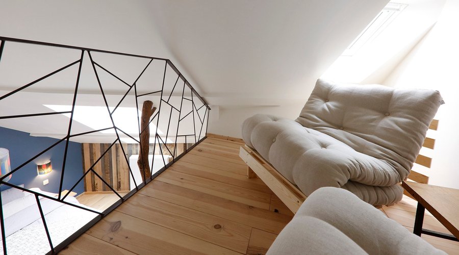 Chambre des Bois - Mezzanine
Fauteuils - futons pour accueillir 1 à 2 personnes supplémentaires