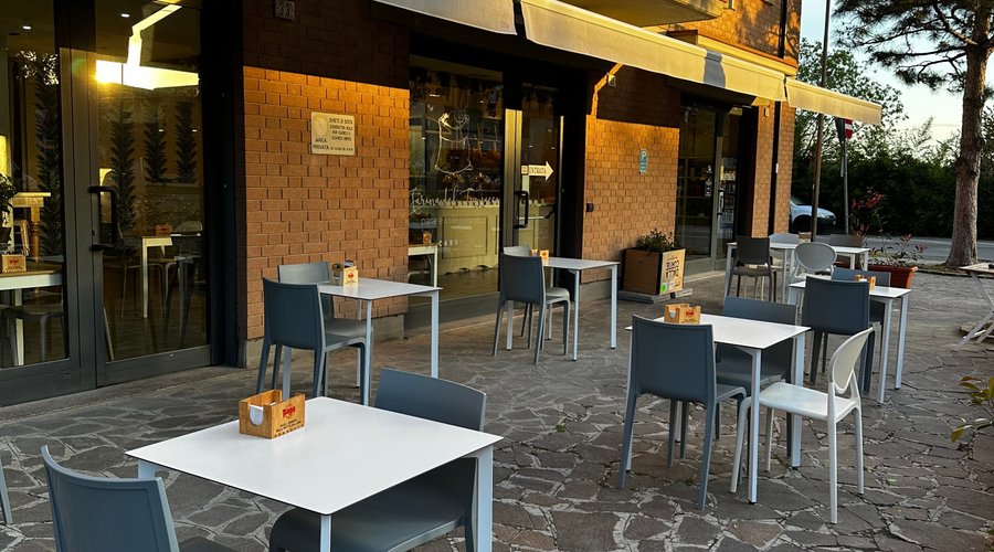 Offriamo servizio al tavolo e abbiamo un dehors dove servire dalla colazione fino all’aperitivo serale. 