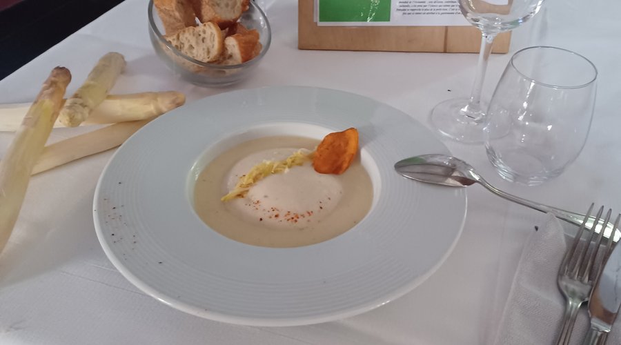 "GAS-PPUCCINO " d'asperges blanches et espuma à l'anis vert.