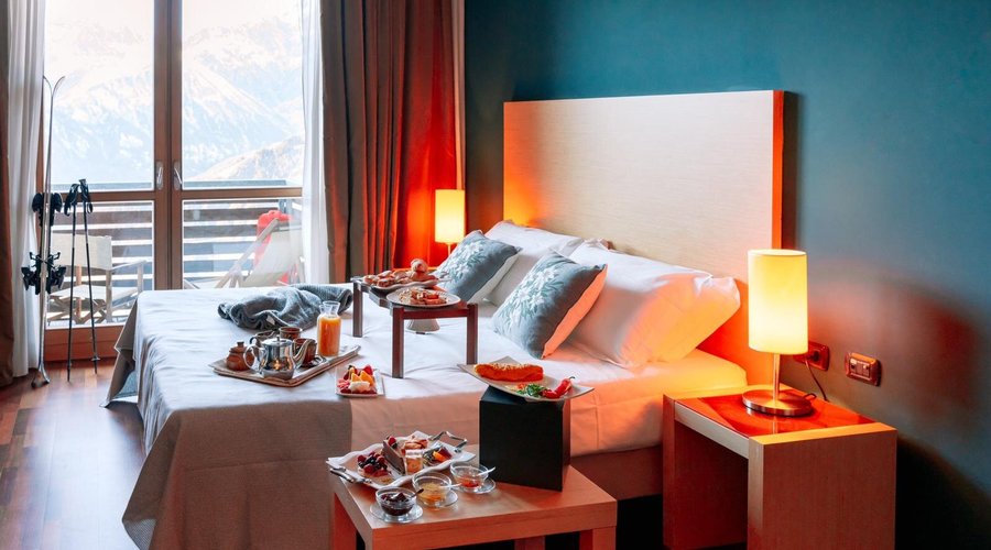 Le camere FABULOUS sono molto versatili: hanno tutte un letto matrimoniale, che può essere diviso in due letti separati. Inoltre, sono tutte dotate di una poltrona letto, per chi ne ha bisogno in caso di occupazione tripla. E se siete una famiglia numerosa, potete aprire la porta tra le camere e trasformarle in camere comunicanti. In ogni camera c’è anche un bagno con doccia.
Le Camere non sono dotate di Aria Condizionata.