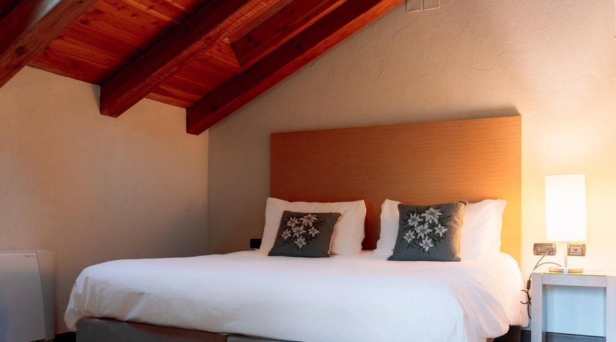 Gli Chalets, al terzo piano dell’albergo, in un lounge separato e raggiungibile solo tramite una scala dal secondo piano, si stagliano nel cielo azzurro e luminoso. Affacciati sulla valle, con i suoi prati fioriti o le sue distese bianche, gli Chalets, sia d’estate che d’inverno, ci ricordano le favole alpine. Chalets Romantici, ma anche Chalets grandi per famiglie in gusto puramente alpino, ristrutturati con il legno profumato di cirmolo. 