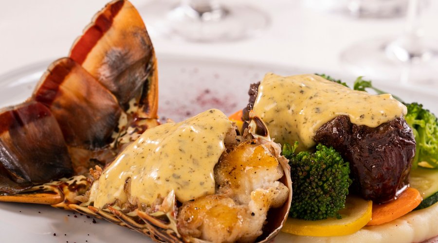 𝕯𝖚𝖊𝖙 𝖉𝖊 𝖇𝖔𝖊𝖚𝖋 𝖊𝖙 𝖍𝖔𝖒𝖆𝖗𝖉:  Dueto de lomo de res y langosta en salsa bernaise, servido con vegetales