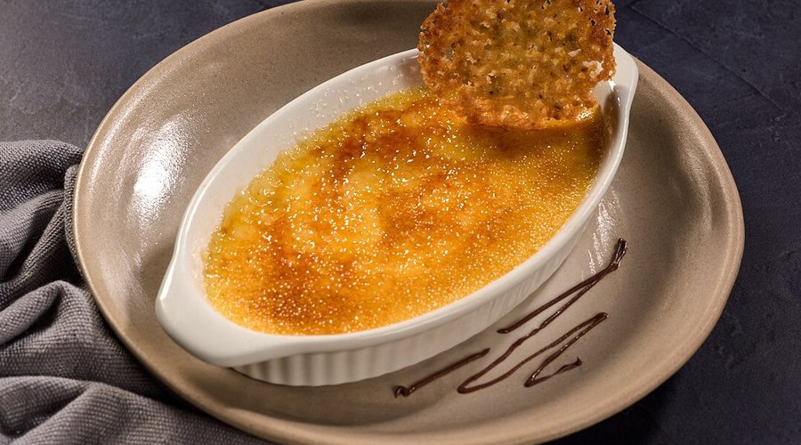 𝕮𝖗𝖊𝖒𝖊 𝖇𝖗𝖚𝖑𝖊𝖊: Clásico postre crema suave y vainilla  terminado con un caramelo crocante