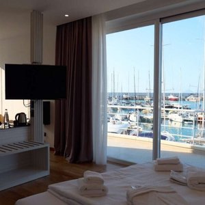 Unica all’interno del Sestante Marina Motel, la Junior Suite ha una superficie di quasi 40 m2 interni, più un grande balcone che offre uno splendido panorama sulle imbarcazioni ormeggiate in Porto, le Isole Eolie e il Monte della Madonna. La camera può ospitare fino a 2 persone ed è dotata di ingresso con armadio completo di cassaforte, appenderia, cassetti e vano bagagli, letto matrimoniale (o due singoli all’occorrenza), TV satellitare e piccolo salottino panoramico con minibar.