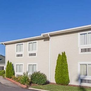 Outside view of American Inn and suites Ferndale.