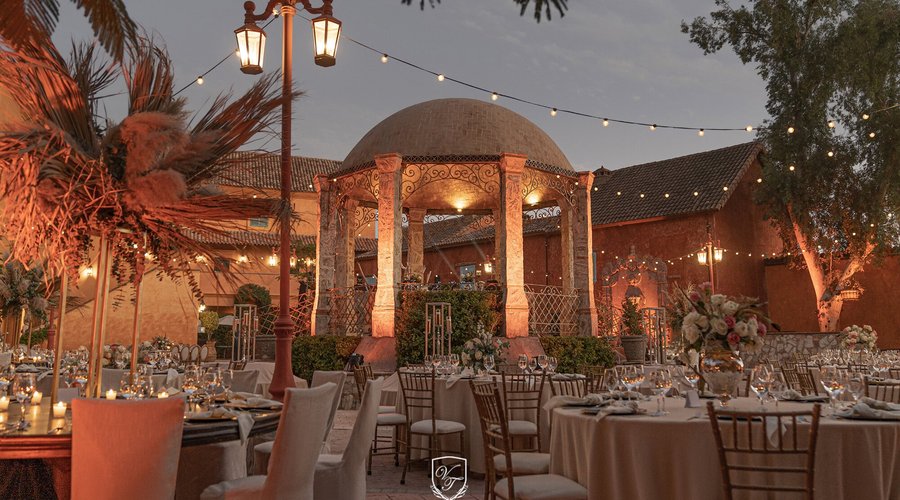 Un espacio mágico y encantador Nuestro kiosco fue proyectado para brindar un espacio escénico recordando las tradicionales plazas de Europa. Idóneo para celebrar eventos sociales y culturales. Capacidad de hasta 350 pax.