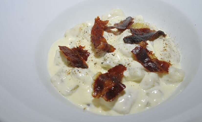 Gnocchi con crema di pecorino, fichi e pancetta croccante