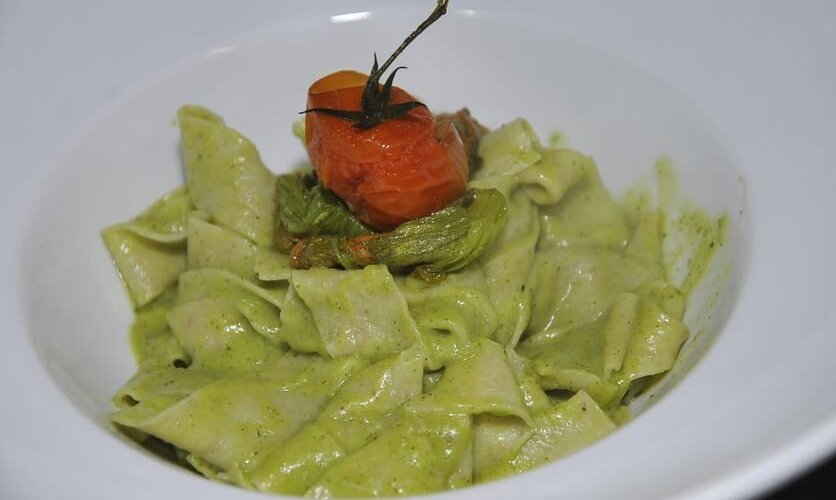 Pappardelle integrali con crema di zucchine, fiori di zucca e acciuga