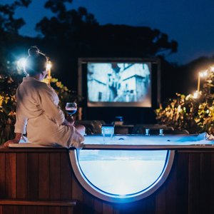 Jacuzzi no meio do parreiral com direito a cinema ao ar livre