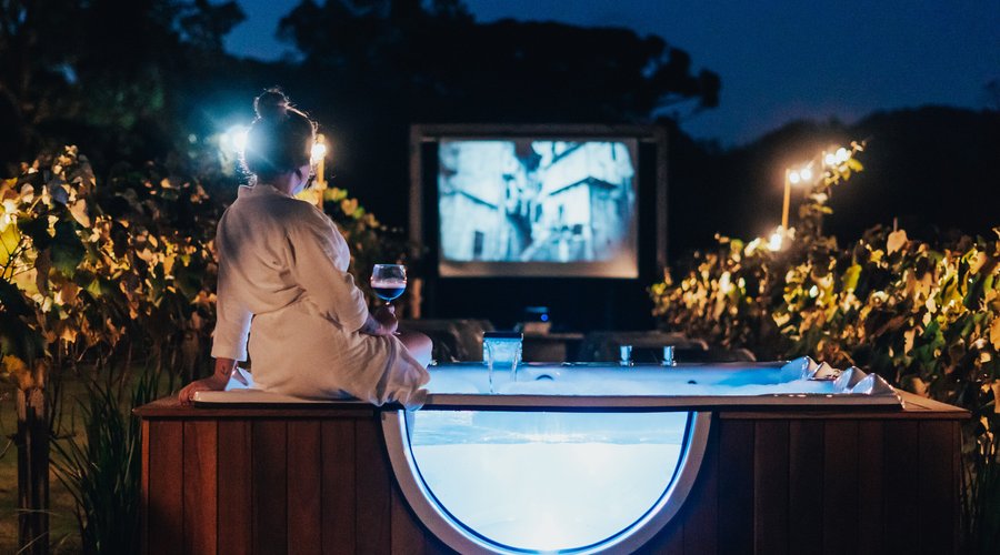 Jacuzzi no meio do parreiral com direito a cinema ao ar livre