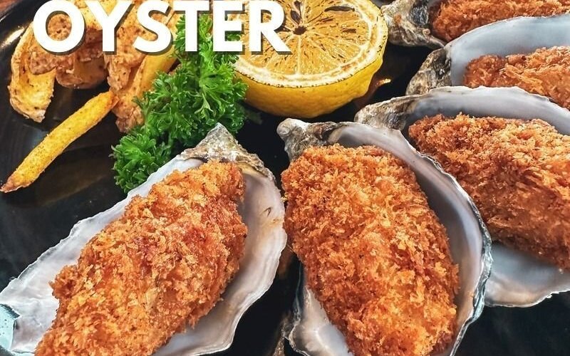  “Deep Fried Oysters” หรืออีกชื่อก็คือ “Kaki Fried”  สำหรับเมนูนี้เราจะเลือกใช้ Oysters จากประเทศญี่ปุ่น ซึ่งได้ชื่อว่ามีความ หวานและ Creamy เป็นรสชาติที่เหมาะมากหากเอามาทำเป็นเมนู Fried 🤤  ตัว Oysters จะถูกทอดจนมีสีเหลืองทอง กรอบข้างนอกแต่ภายในยังคง Juicy และให้รสชาติความเป็น Oyster ที่ยังเข้มข้นอยู่  หวาน Creamy ละมุน จะทานคู่กับมะนาวก็ได้หรือจะเป็น Tarta Sauce ก็ดี รับรองว่าเมนูนี้คุ้มค่าจนต้องร้อง Wow 🤩 