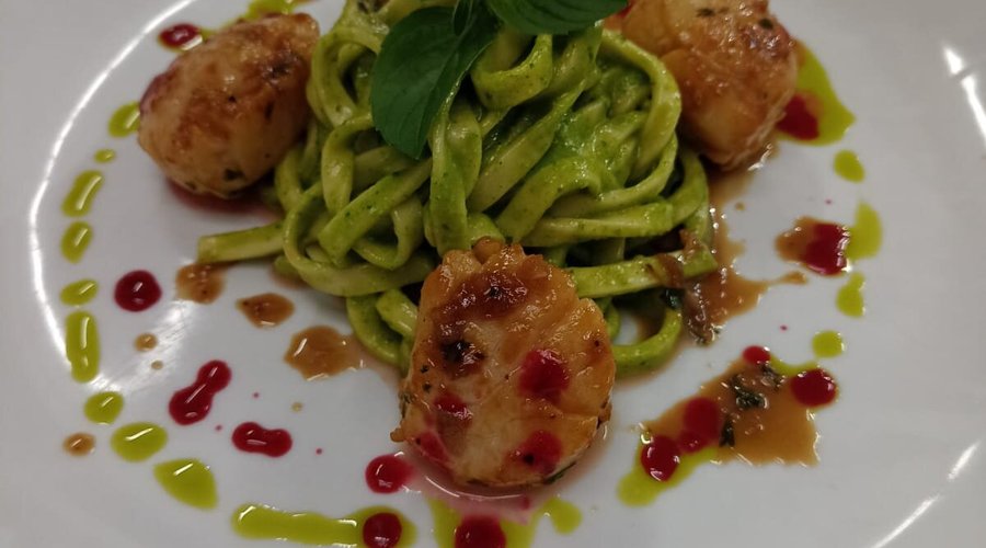 Frutos do mar e talharim ao pesto