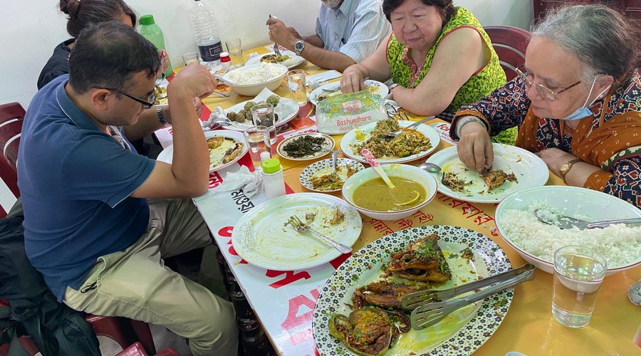 Hilsa lunch at Kutum Bari restaurant