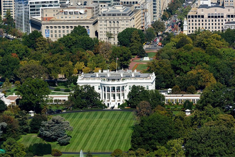 Aerial view of White house and surrounding lawn and buildings