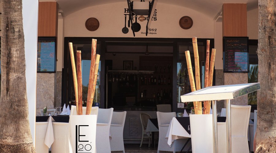 " Votre bonheur est notre priorité "  Depuis 1982, restaurant le 20' son plus grand souhait est d'offrir une expérience unique à chacun de ses hôtes, comme une promesse gravée dans le marbre. En vous offrant des saveurs fraiches et exceptionnelles à des prix raisonnables. Ce lieu magique...caméléon d'ambiances, est capable de s'adapter aux différentes heures du jour et de la nuit, aux moments festifs ou intimes.. 
