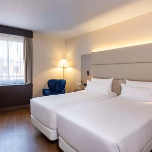 NH Geneva Airport Room standard curtains open twin beds x