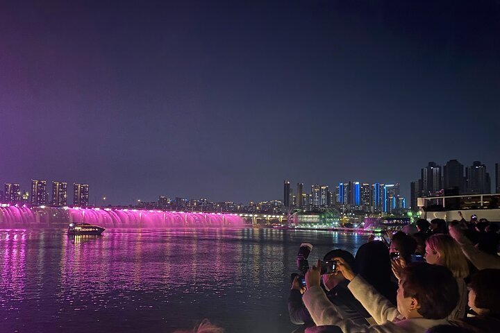 2023 Seoul: Han River Guided Night Cruise and Hangang Park Picnic