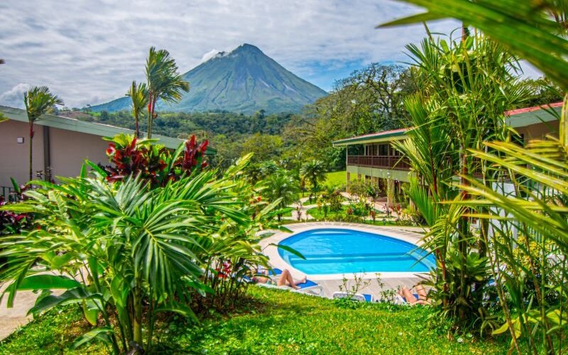 Piscina con vista al volcan